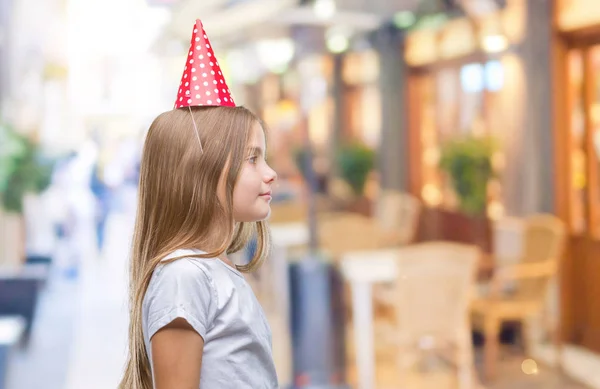 Fiatal Gyönyörű Lány Visel Születésnapi Kap Elszigetelt Háttér Szeretnének Oldalon — Stock Fotó