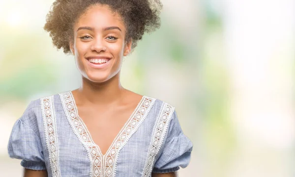 Młody Afro American Kobieta Białym Tle Szczęśliwy Chłodnym Uśmiechem Twarzy — Zdjęcie stockowe