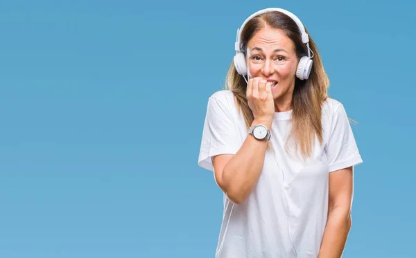 Hispanische Frau Mittleren Alters Die Musik Hört Und Kopfhörer Über — Stockfoto
