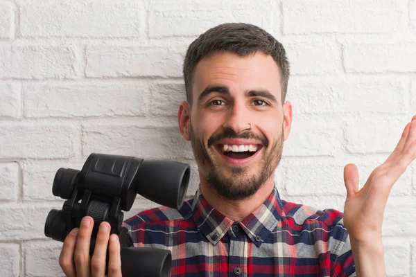 Ung Vuxen Man Över Tegelvägg Tittar Genom Kikaren Mycket Glad — Stockfoto