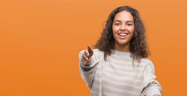 Hermosa Mujer Hispana Joven Con Suéter Rayas Mirando Cámara Sonriendo — Foto de Stock