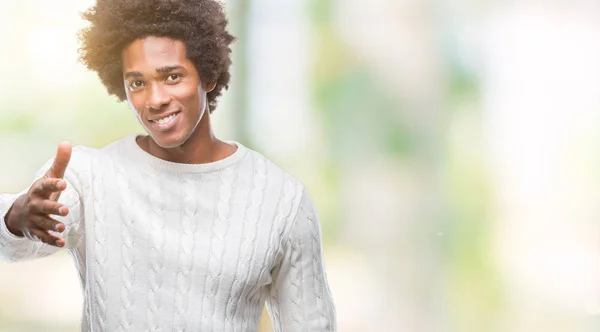 Afro Americano Uomo Sfondo Isolato Sorridente Amichevole Offrendo Stretta Mano — Foto Stock