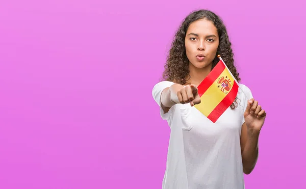 Mladá Žena Hispánský Hospodářství Vlajka Španělska Ukazující Prstem Kameru Vám — Stock fotografie