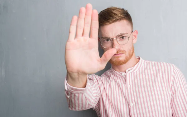 Jeune Homme Rousse Sur Mur Gris Grunge Avec Main Ouverte — Photo