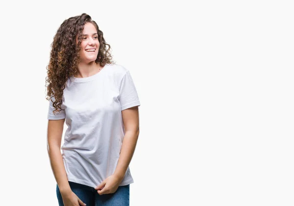 Piękna Brunetka Kręcone Włosy Młoda Dziewczyna Noszenie Shirt Dorywczo Białym — Zdjęcie stockowe
