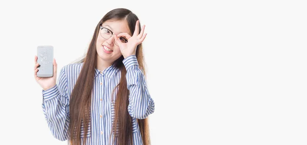 以上若い中国女性が指を通して見る目に手で サインをして笑っている幸せそうな顔で壊れたスマート フォン画面の背景の表示を分離 — ストック写真