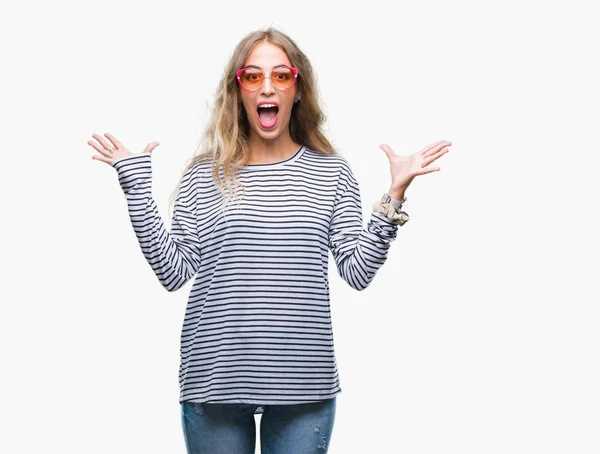 Schöne Junge Blonde Frau Mit Sonnenbrille Über Isoliertem Hintergrund Feiert — Stockfoto