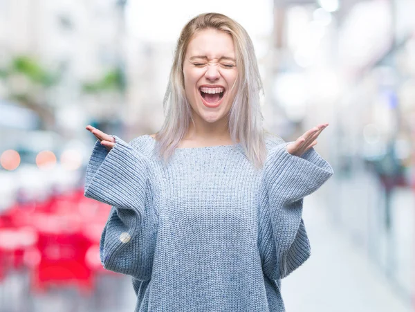 Giovane Donna Bionda Indossa Maglione Invernale Sfondo Isolato Celebrando Pazzo — Foto Stock