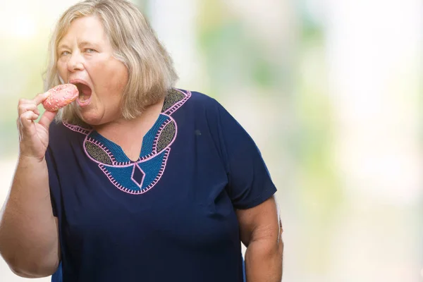 Senior Más Tamaño Mujer Caucásica Comer Dona Azúcar Sobre Fondo — Foto de Stock