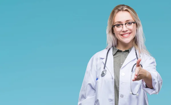 Young Blonde Doctor Woman Isolated Background Smiling Friendly Offering Handshake — Stock Photo, Image