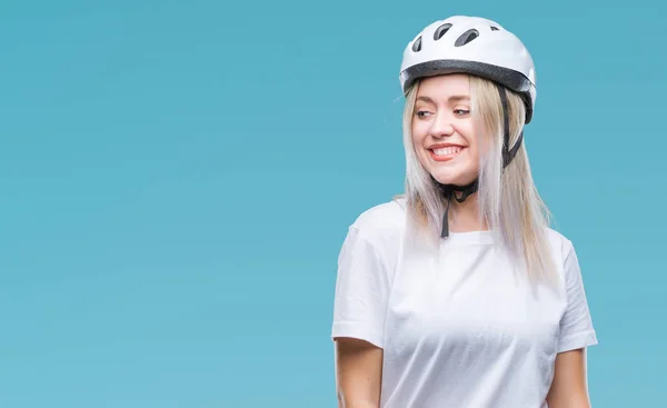 Νεαρή Ξανθιά Γυναίκα Φοράει Κράνος Ποδηλάτη Ασφάλεια Πέρα Από Απομονωμένο — Φωτογραφία Αρχείου