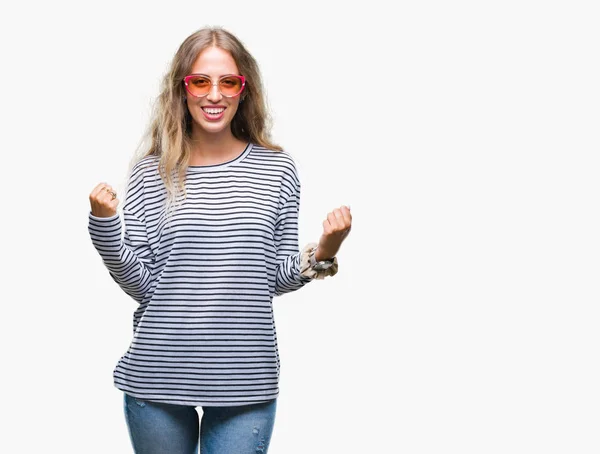 Schöne Junge Blonde Frau Mit Sonnenbrille Über Isoliertem Hintergrund Feiert — Stockfoto