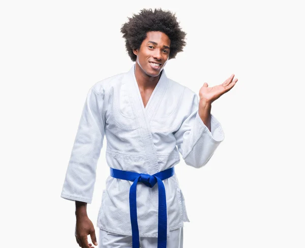 Afro Amerikansk Man Bär Karate Kimono Över Isolerade Bakgrund Leende — Stockfoto