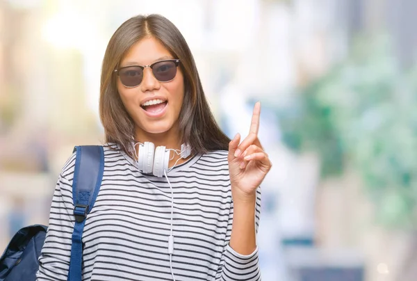 Joven Estudiante Asiática Que Usa Auriculares Mochila Sobre Fondo Aislado — Foto de Stock