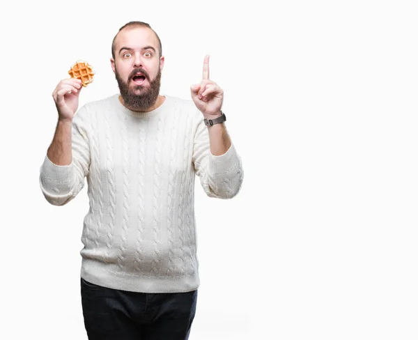 Jeune Homme Hipster Caucasien Mangeant Gaufre Sucrée Sur Fond Isolé — Photo