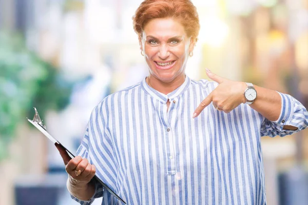 Senior Donna Affari Caucasica Tenendo Appunti Sfondo Isolato Con Faccia — Foto Stock