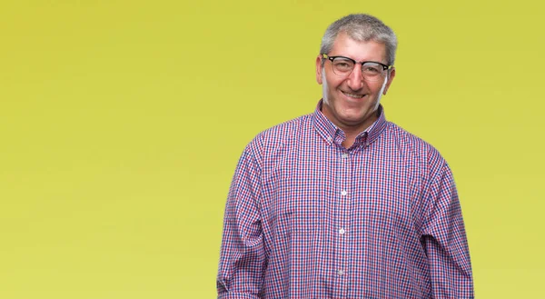 Hombre Mayor Guapo Con Gafas Sobre Fondo Aislado Con Una —  Fotos de Stock