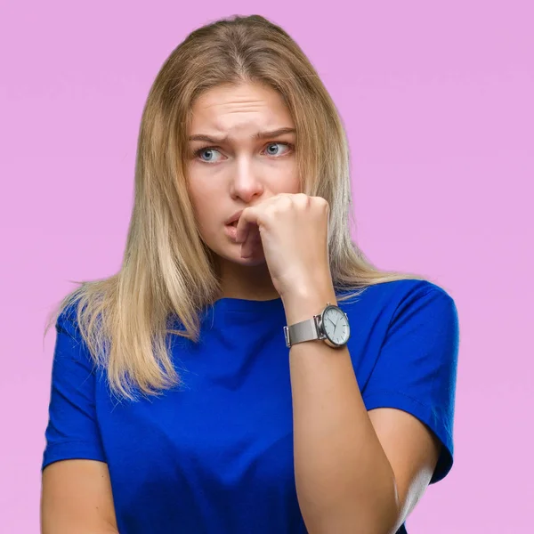 Unga Kaukasiska Kvinna Över Isolerade Bakgrund Ser Stressad Och Nervös — Stockfoto