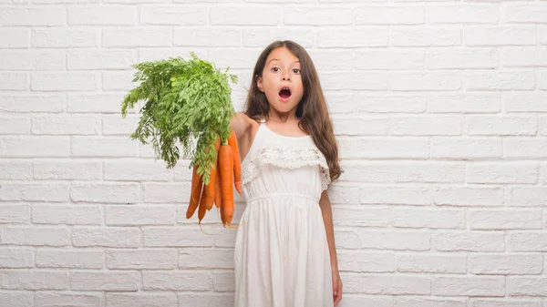 Jeune Enfant Hispanique Sur Mur Briques Blanches Tenant Des Carottes — Photo