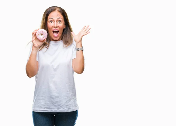 Mulher Hispânica Meia Idade Comendo Donut Rosa Sobre Fundo Isolado — Fotografia de Stock