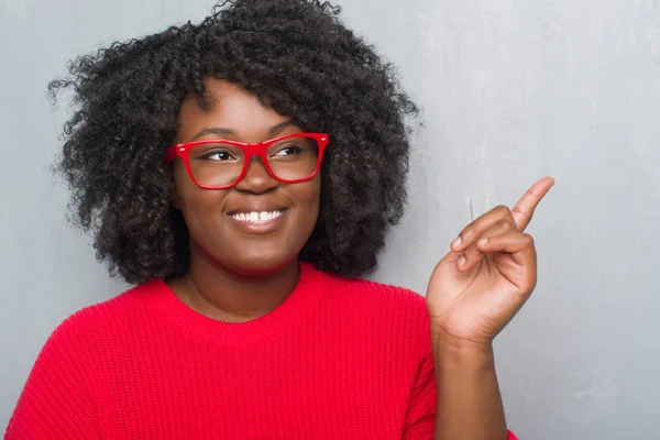 Genç Afro Amerikan Artı Kameraya Bakarak Yan Parmak Ile Işaret — Stok fotoğraf