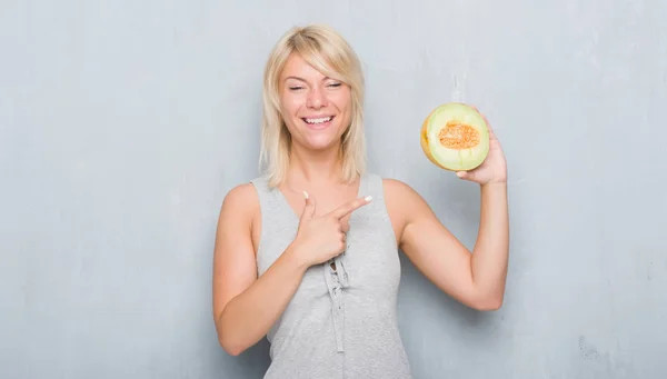 Vuxen Kaukasisk Kvinna Över Grunge Grå Vägg Äta Cantaloupemelon Mycket — Stockfoto