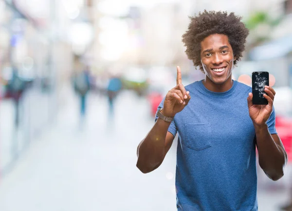 Afro Amerikaanse Man Bedrijf Gebroken Smartphone Geïsoleerd Achtergrond Verrast Met — Stockfoto