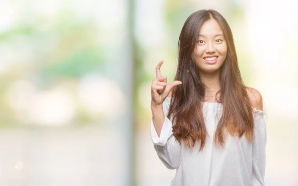 年轻的亚洲妇女在孤立的背景下微笑和自信的手势与手做尺寸符号与手指 当看和相机 度量概念 — 图库照片