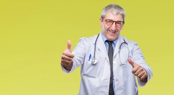 Bonito Médico Sênior Homem Sobre Fundo Isolado Aprovando Fazer Gesto — Fotografia de Stock