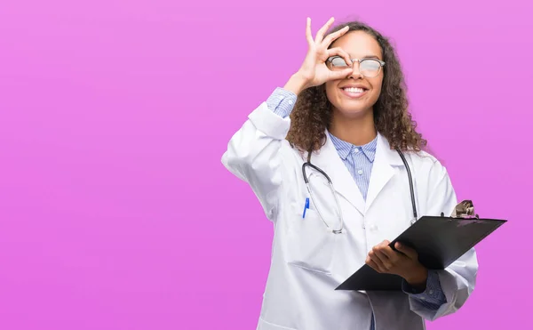 Joven Doctora Hispana Sosteniendo Portapapeles Con Cara Feliz Sonriendo Haciendo —  Fotos de Stock