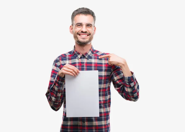 Giovane Hipster Uomo Adulto Possesso Foglio Carta Bianco Con Faccia — Foto Stock
