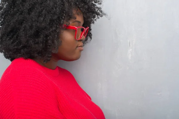 아프리카계 미국인 플러스 스웨터를 자신감 미소와 스러운 프로필 — 스톡 사진