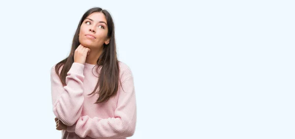 Jovem Mulher Hispânica Bonita Vestindo Uma Camisola Com Mão Queixo — Fotografia de Stock