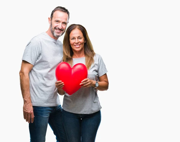 Medelåldern Spansktalande Casual Par Kärlek Hålla Rött Hjärta Över Isolerade — Stockfoto