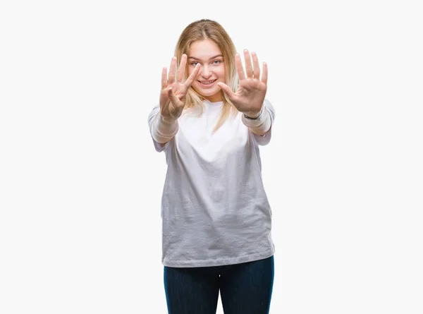 Молодая Белая Женщина Изолированном Фоне Показывает Показывает Пальцами Номер Девять — стоковое фото