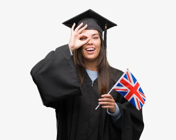 Jeune Femme Hispanique Portant Uniforme Gradué Tenant Drapeau Royaume Uni — Photo