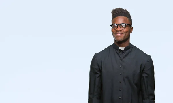 Unga Afroamerikanska Präst Mannen Över Isolerade Bakgrund Leende Seende Sidan — Stockfoto