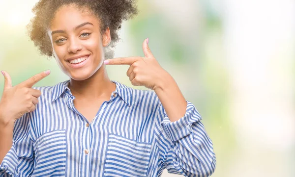 Jonge Afro Amerikaanse Vrouw Geïsoleerde Achtergrond Glimlachend Vertrouwen Tonen Wijzen — Stockfoto