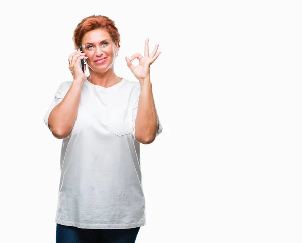 Atractiva Mujer Pelirroja Caucásica Senior Hablando Teléfono Inteligente Sobre Fondo — Foto de Stock