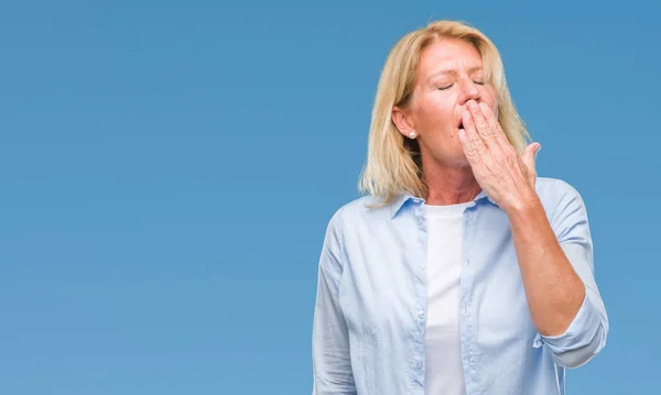 Donna Bionda Mezza Età Sfondo Isolato Annoiato Sbadigliando Bocca Copertura — Foto Stock