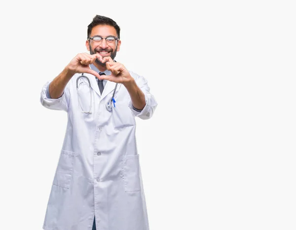 Médico Hispano Adulto Sobre Fondo Aislado Sonriendo Amor Mostrando Símbolo — Foto de Stock