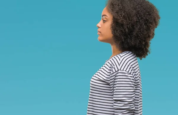 Jovem Afro Americana Sobre Fundo Isolado Olhando Para Lado Relaxar — Fotografia de Stock