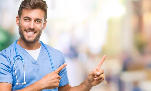 Jonge Knappe Dokter Chirurg Man Geïsoleerde Achtergrond Glimlachen Kijken Naar — Stockfoto