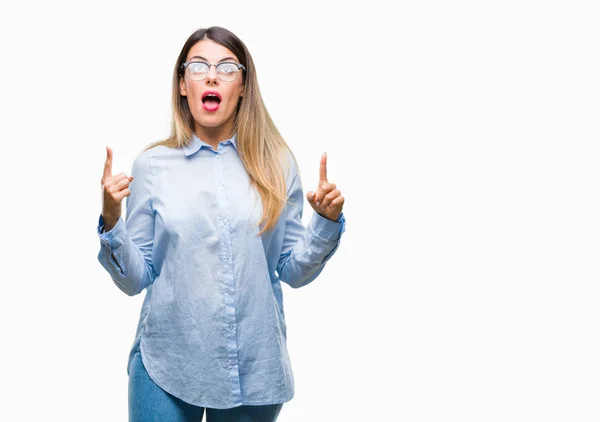 Junge Schöne Geschäftsfrau Mit Brille Über Isoliertem Hintergrund Staunte Und — Stockfoto