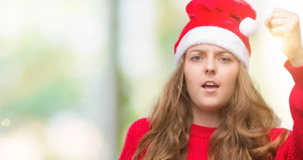 Jovem Loira Vestindo Chapéu Papai Noel Irritado Frustrado Gritando Com — Fotografia de Stock