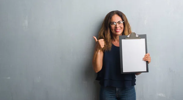 Mujer Hispana Mediana Edad Pie Sobre Una Pared Grunge Gris —  Fotos de Stock