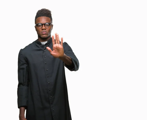 停止を行う分離の背景の上の若いアフリカ系アメリカ人僧侶男は手のひらで歌います 顔に否定的な深刻なジェスチャーで警告式 — ストック写真