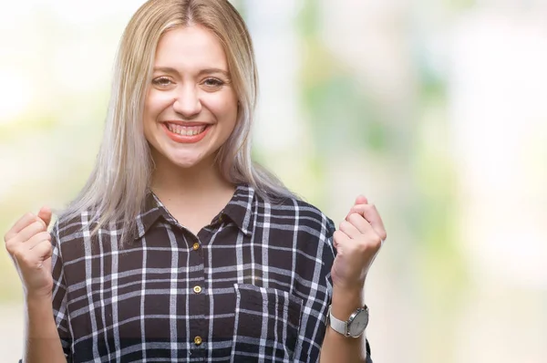 Jonge Blonde Vrouw Geïsoleerde Achtergrond Enthousiast Voor Succes Met Armen — Stockfoto