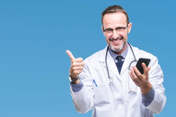 Medelåldern Senior Hoary Doktor Mannen Textning Med Smartphone Isolerade Bakgrunden — Stockfoto