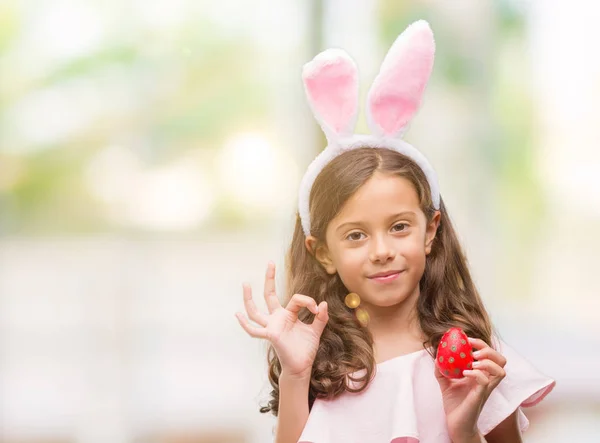 Brunette Spaanse Meisje Pasen Konijn Oren Doen Teken Met Vingers — Stockfoto